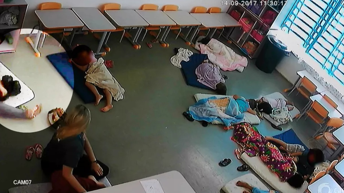 alunos em sacos de lixo