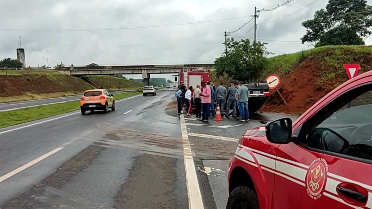 Duas pessoas ficam feridas após carro