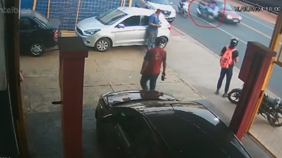 Mulher é atropelada por moto durante