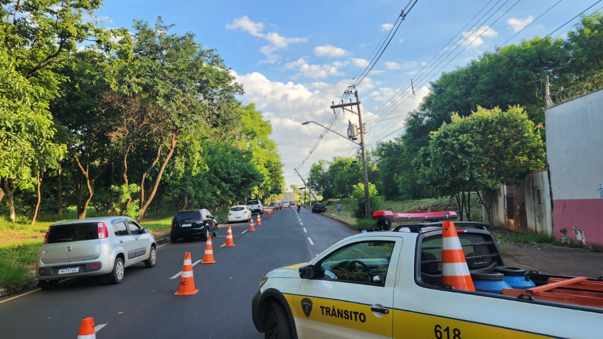 Carro bate em poste na Via