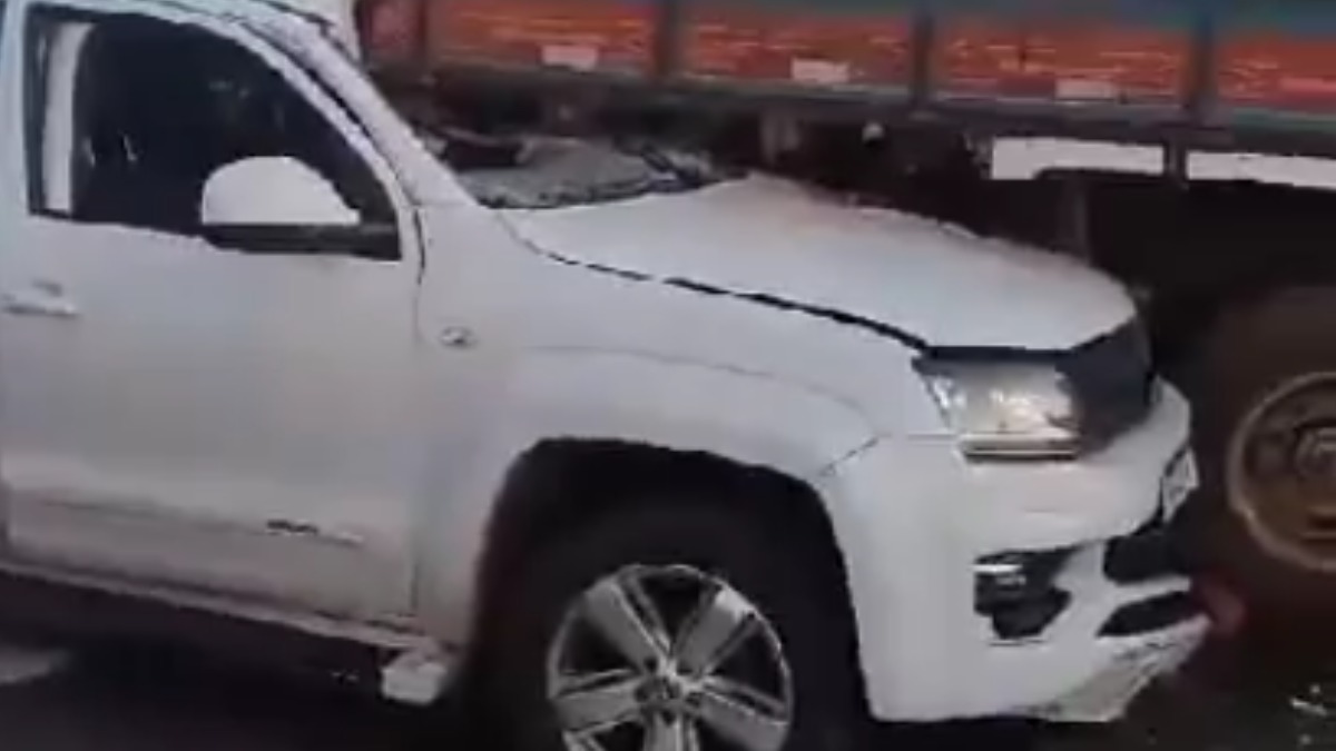 Motorista de caminhonete fica ferido após