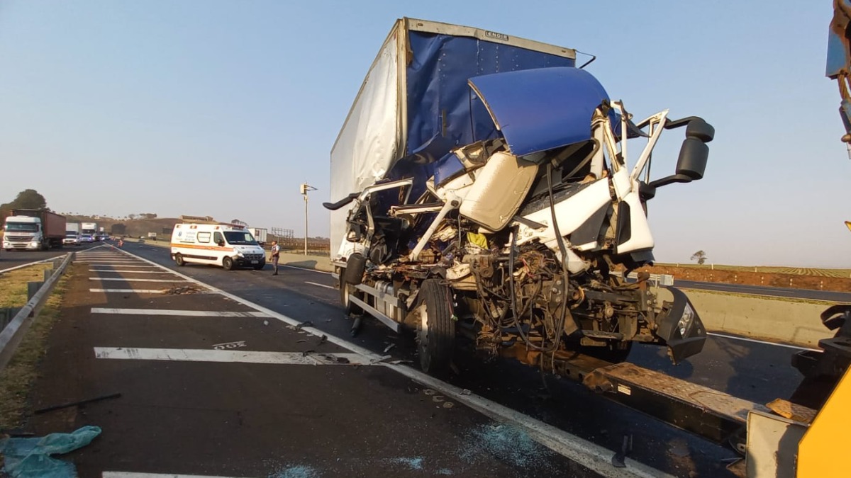 Batida entre caminhão e carreta causa