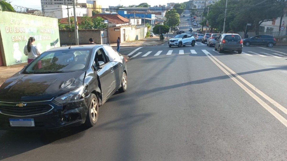 Acidente entre dois carros dificulta o