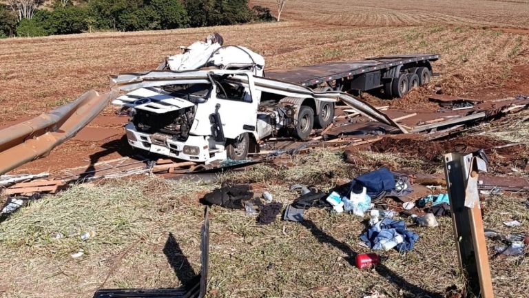 acidente caminhão chapas de aço