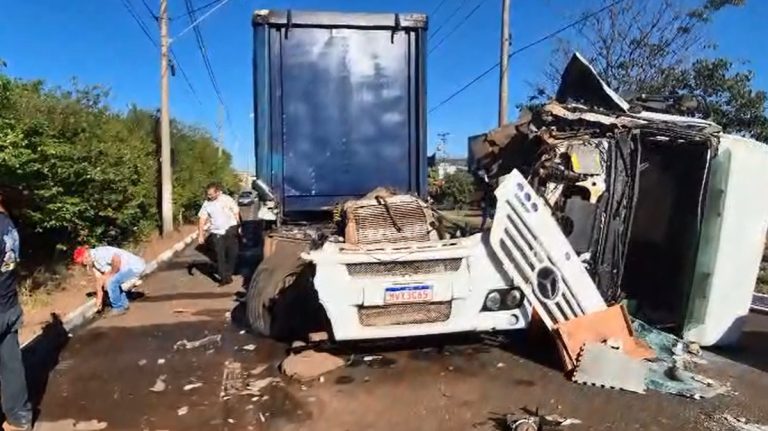 Cabine de caminhão fica destruída após