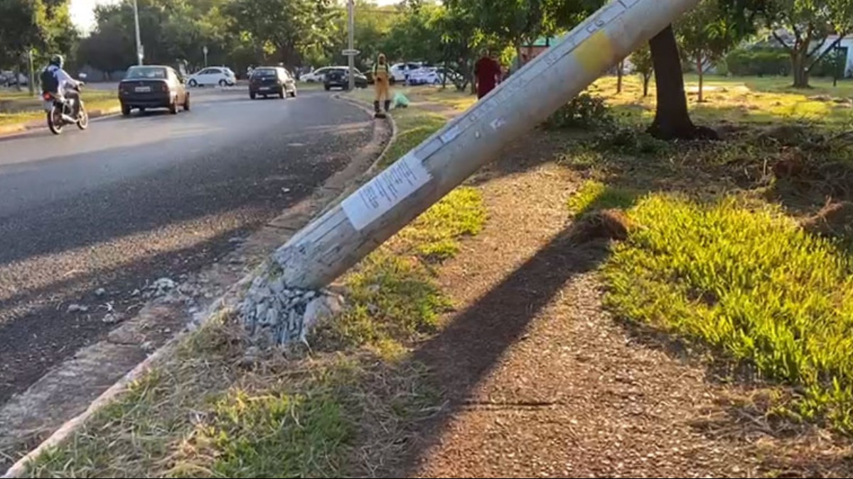 troca postes Avenida Otávio Golfeto