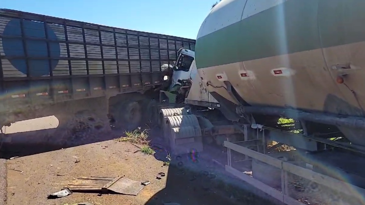 Acidente entre caminhões deixa motorista ferido