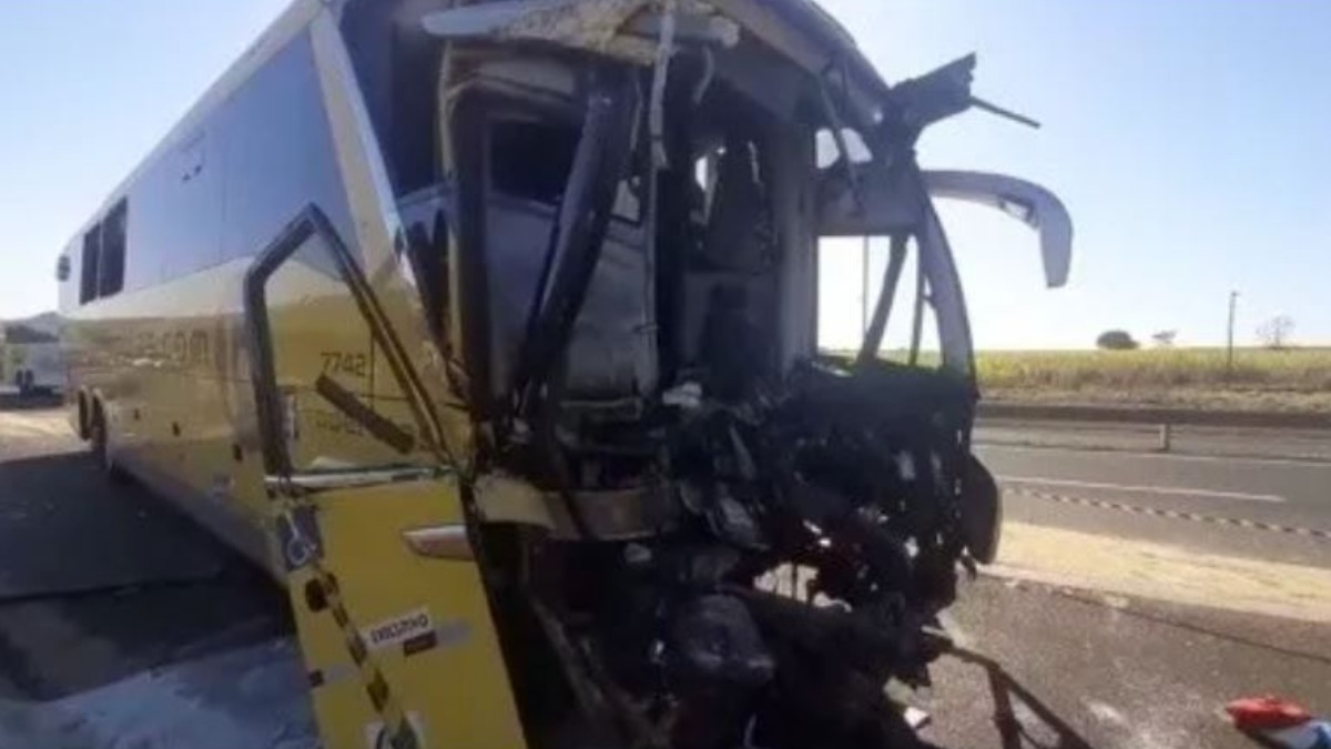 acidente ônibus caminhão