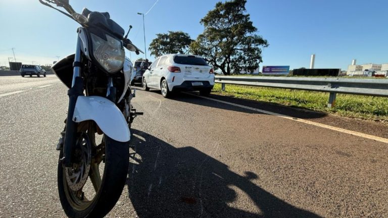 Acidente entre uma moto e três
