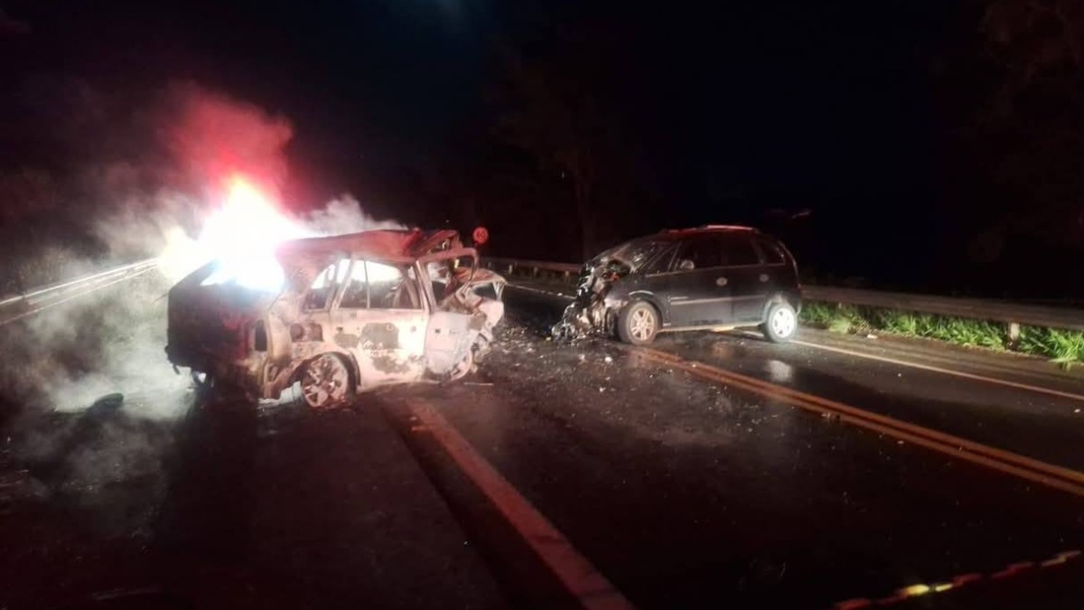 Acidente entre dois carros deixa uma