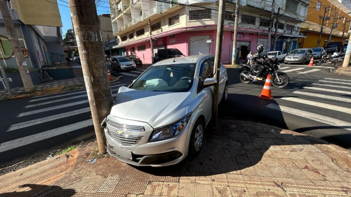 Carro sobe na calçada e atinge