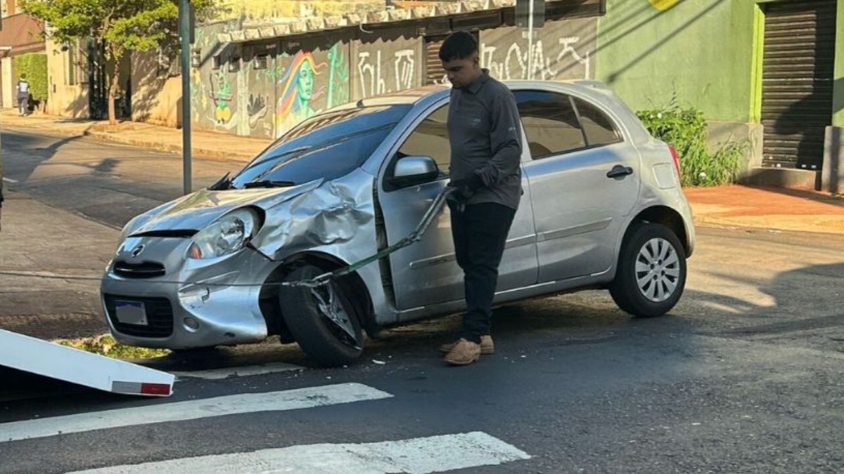 Carro e ônibus batem no cruzamento