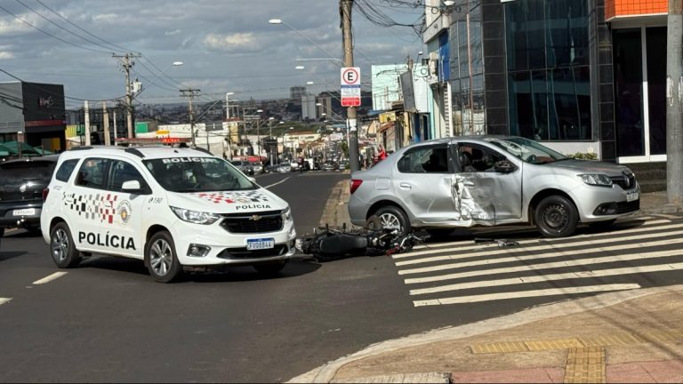 Acidente entre carro e moto termina
