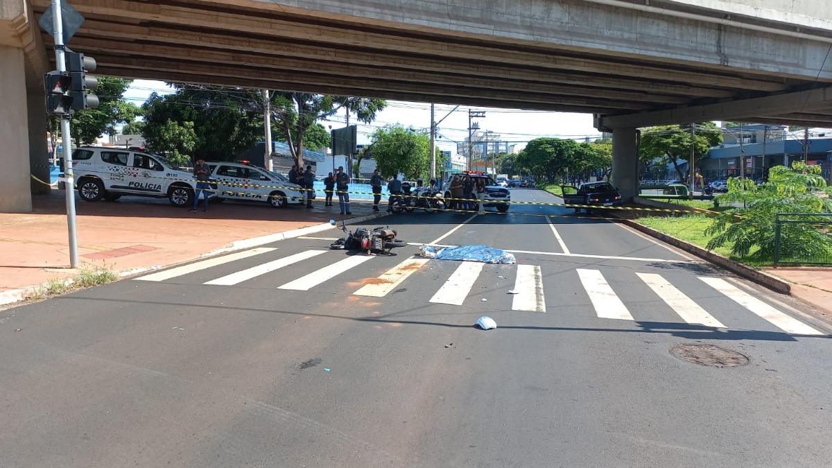 Motociclista morre após cair e ser