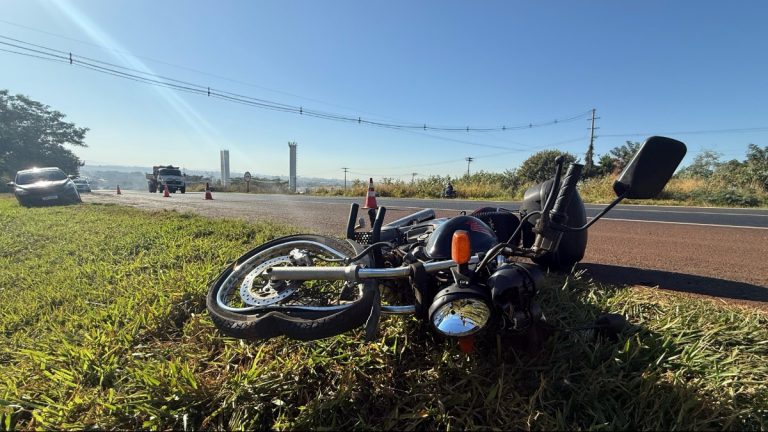 Acidente entre moto e carro no