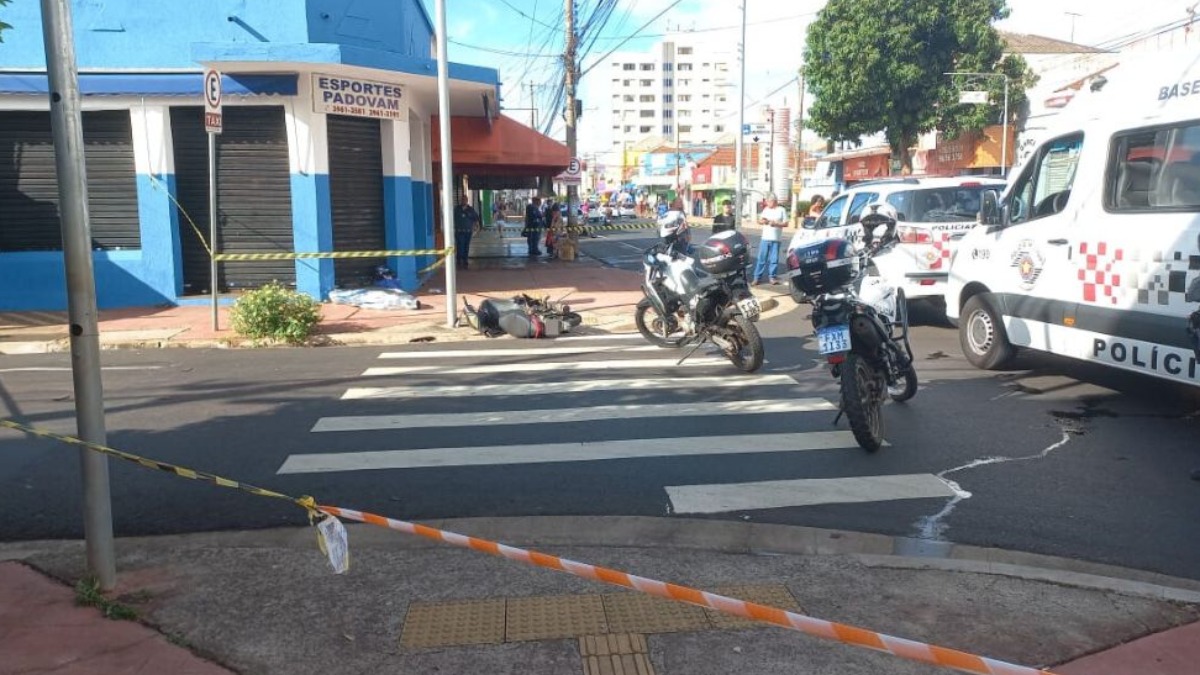 Motociclista de 21 anos morre após