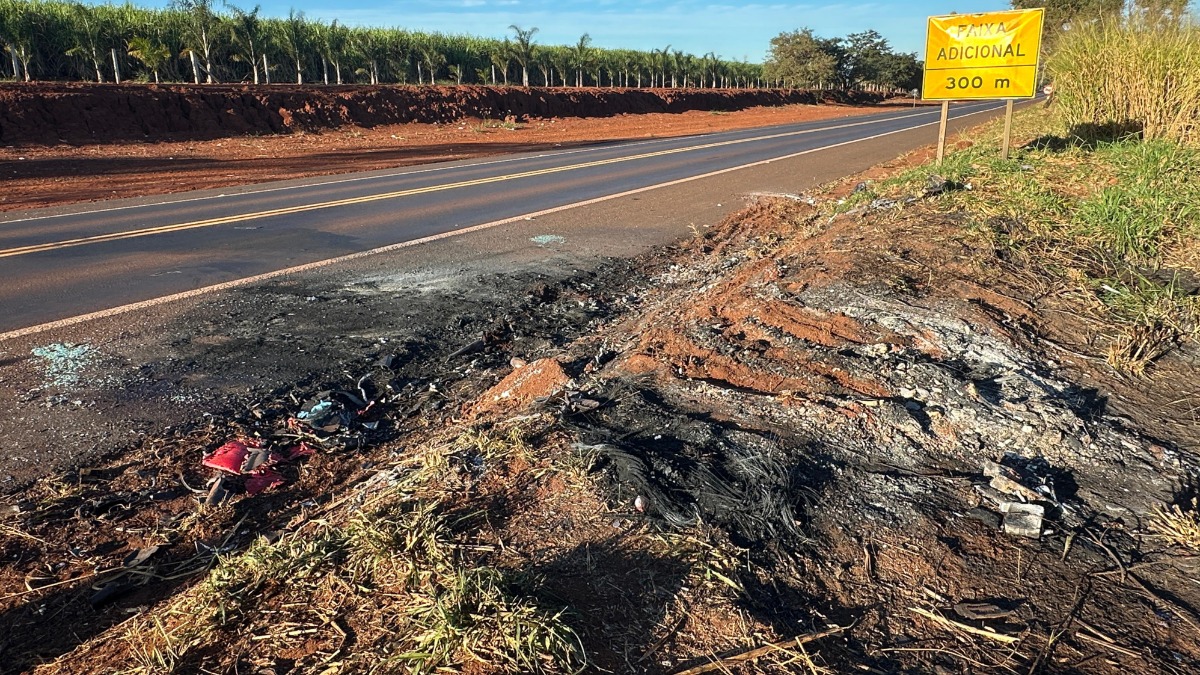 Carros pegam fogo após batida e