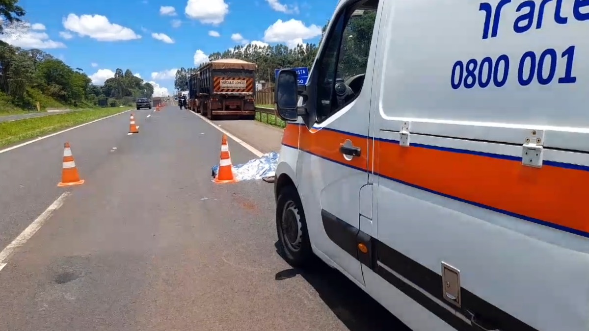 Motociclista morre atropelado por uma carreta