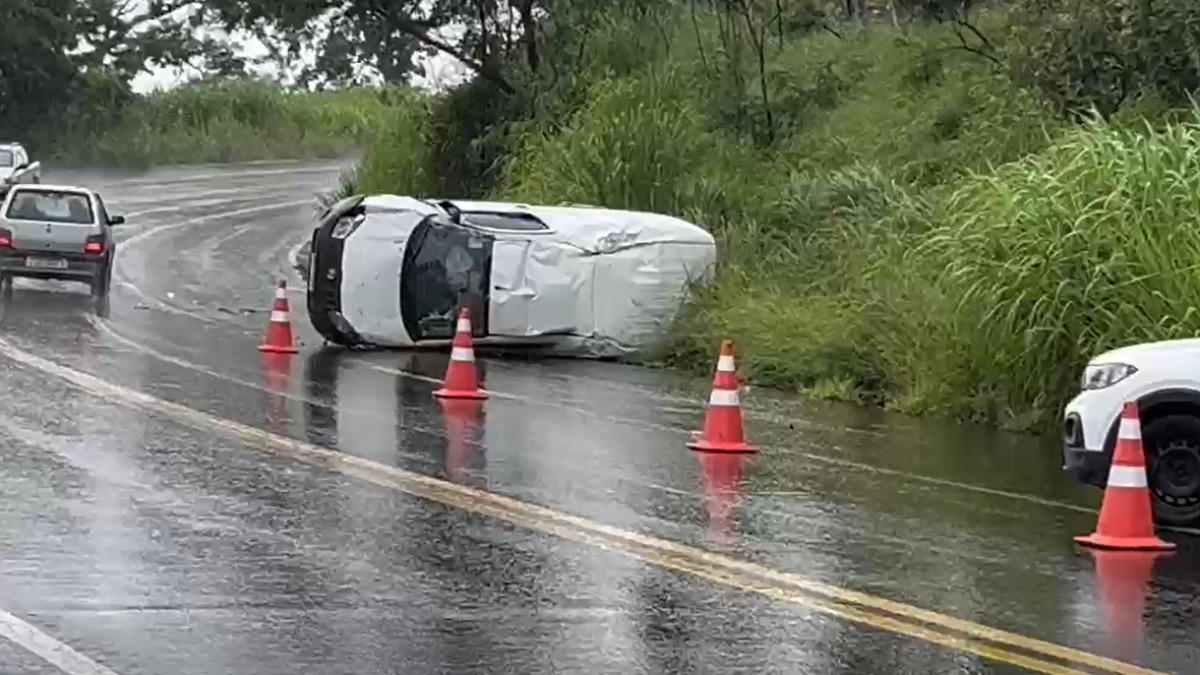 Carro capota após ‘aquaplanar’ na rodovia
