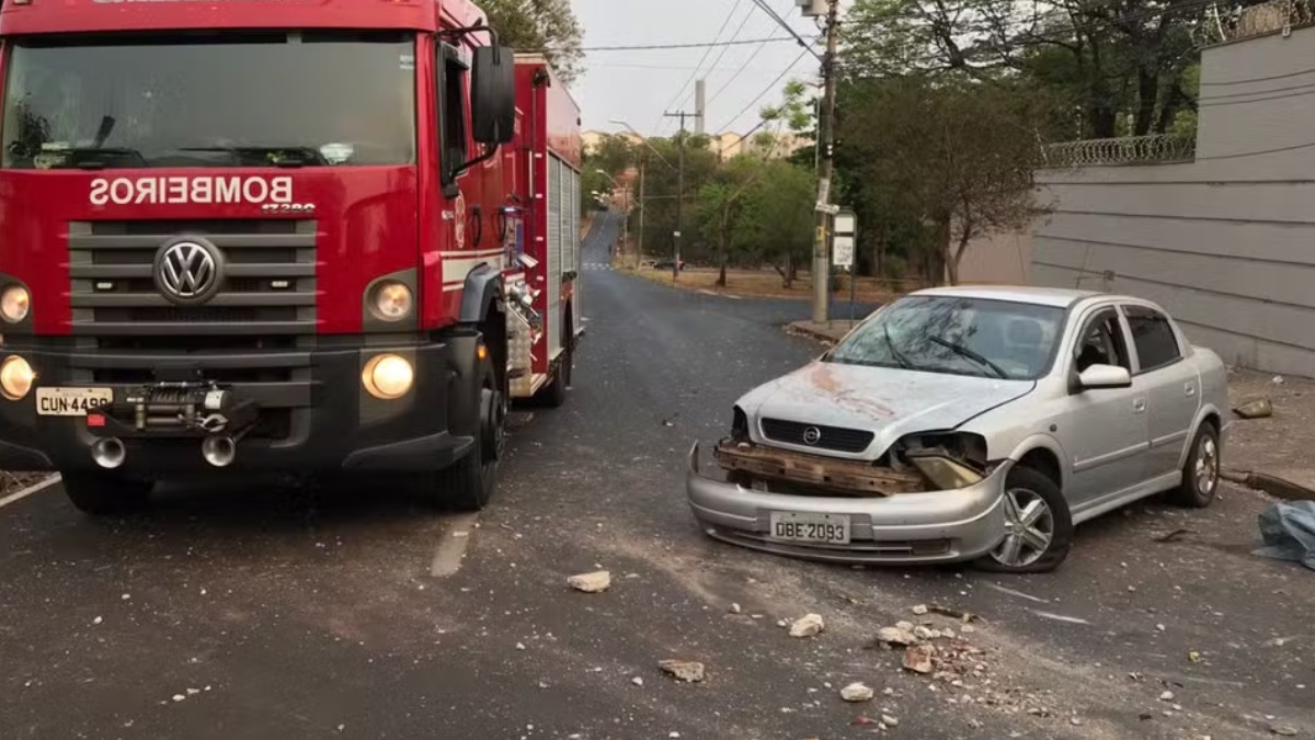 Motorista que fugiu após bater carro