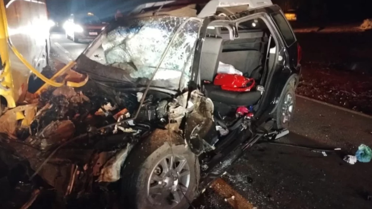 acidente frontal carro micro-ônibus