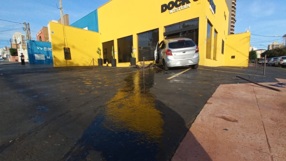 Motorista perde o controle da direção