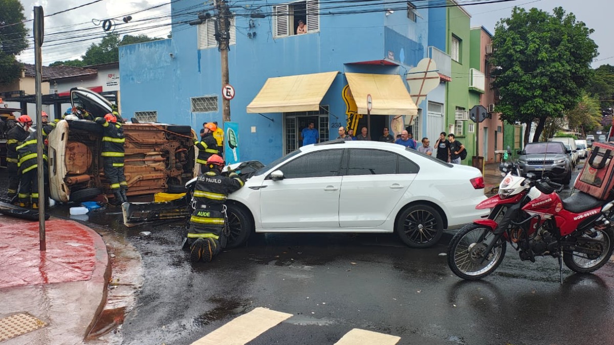 Acidente entre dois carros complica trânsito