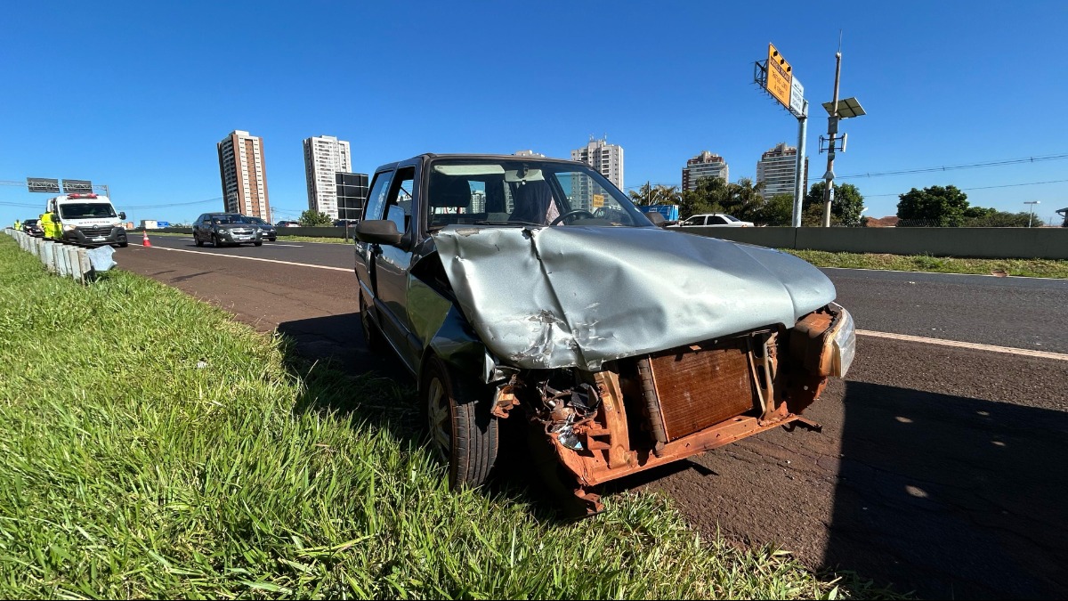 Acidente entre dois carros na rodovia