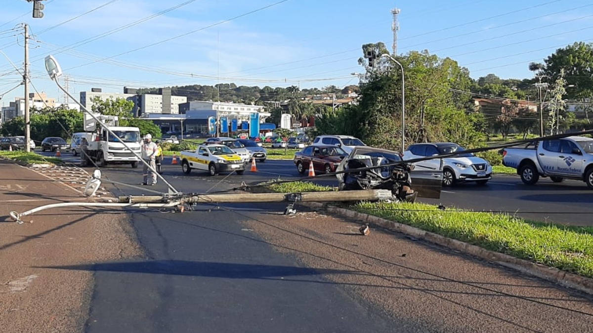 Motorista de aplicativo perde o controle