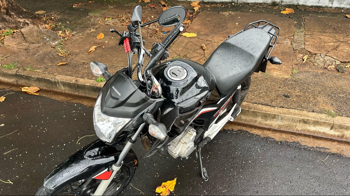 Motociclista e garupa ficam feridos após