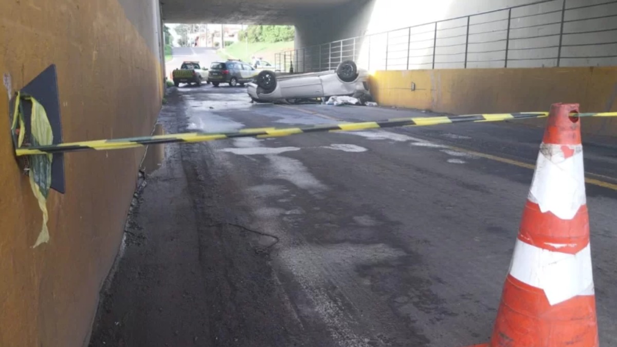 Veículo cai de viaduto e fica