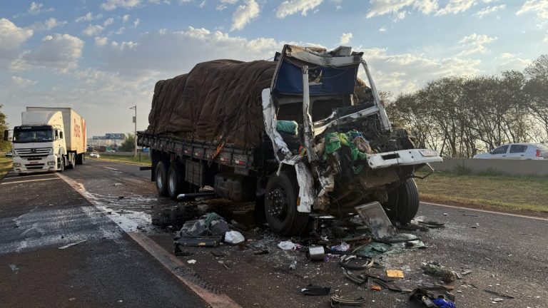 Acidente envolvendo quatro caminhões e um