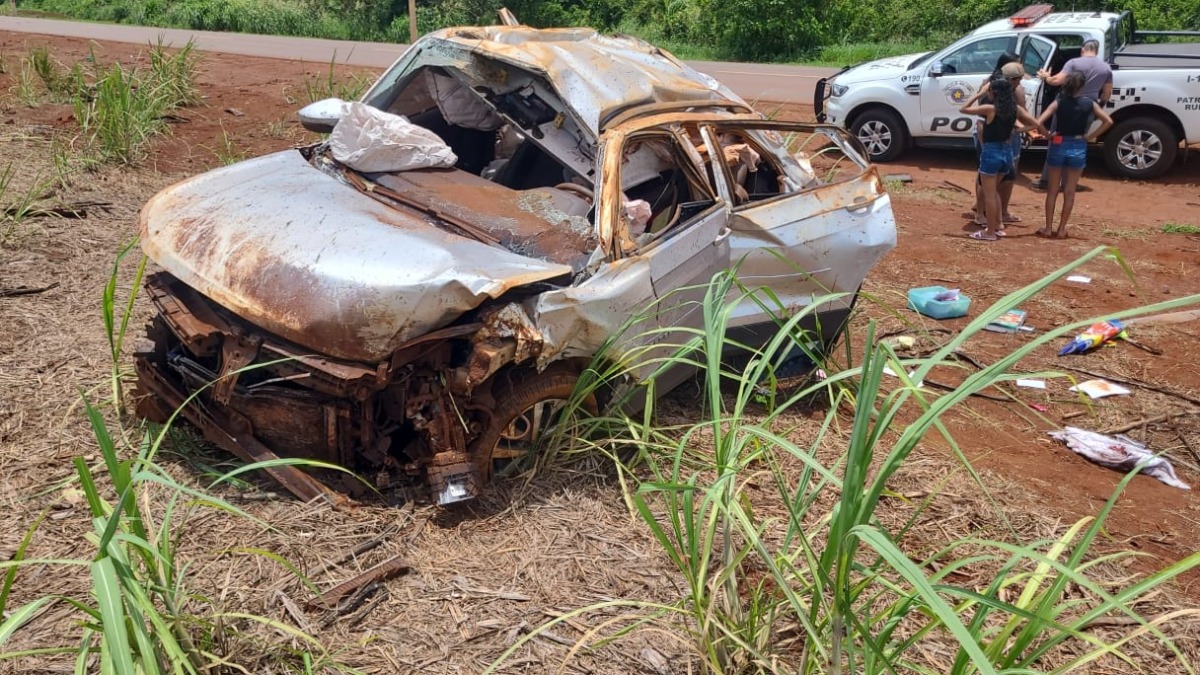Motorista morre após capotar carro em