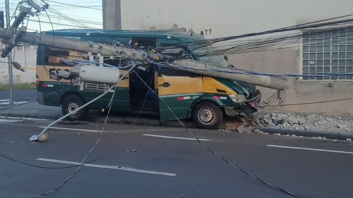 Três crianças ficam feridas após carro