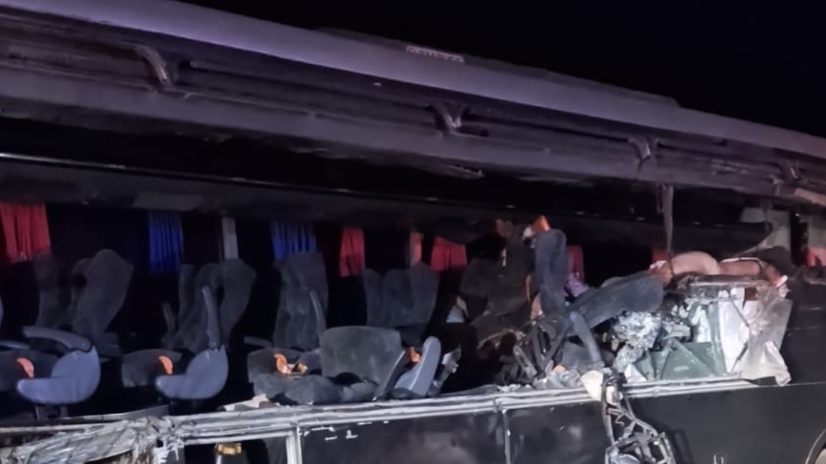 Acidente entre ônibus e caminhão deixa