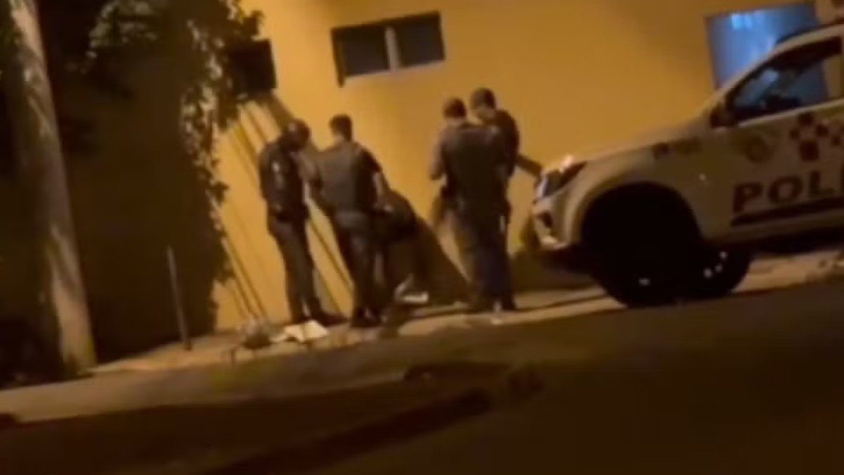 Policiais militares afastados por agredirem faxineiro