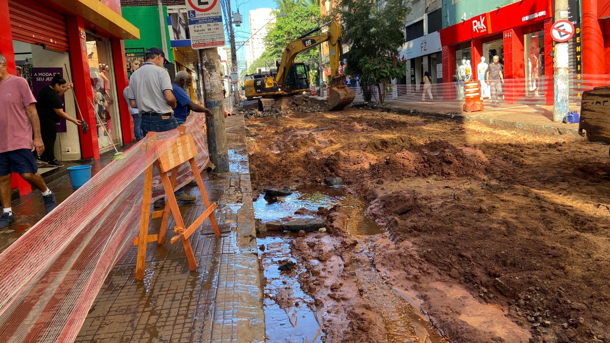 Comerciantes e moradores do Centro reclamam