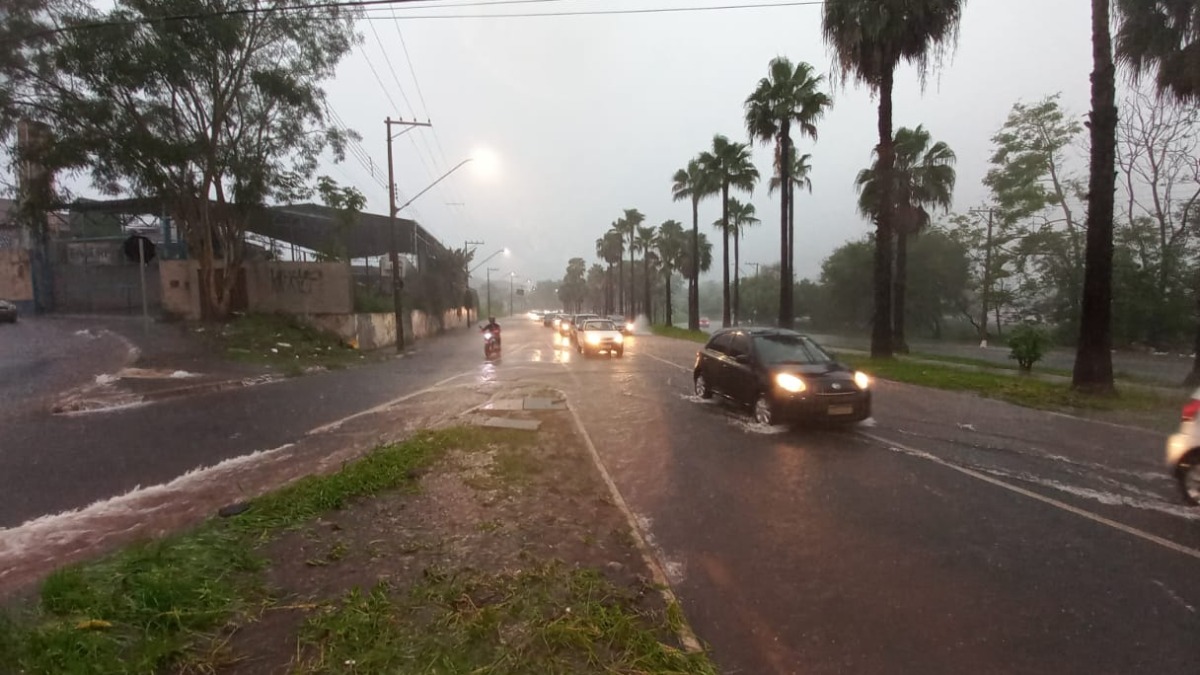 Temporal causa alagamento em trechos da
