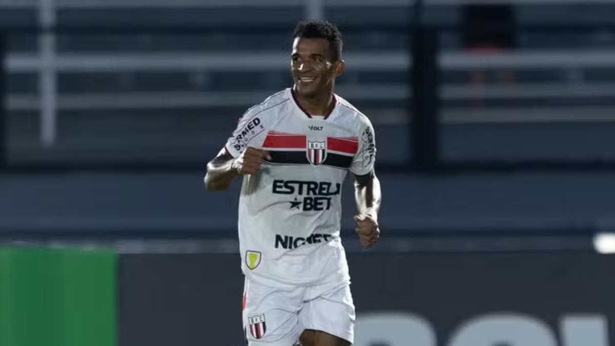 Alex Sandro tem lesão constatada e