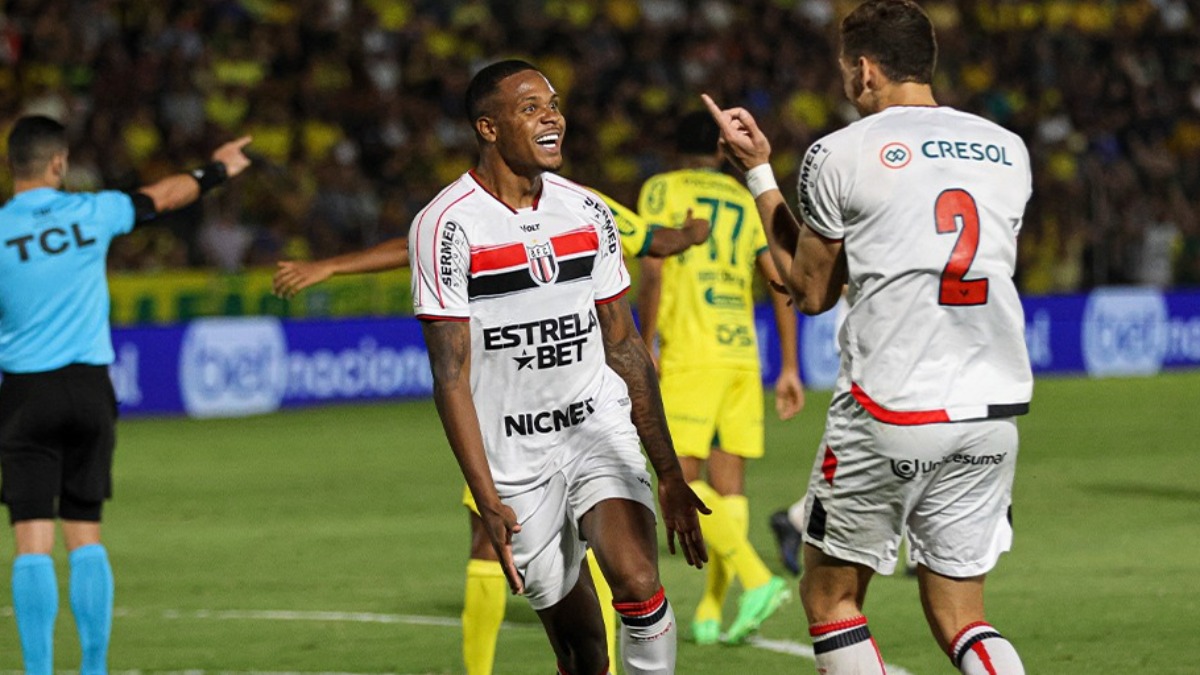 A compra do atacante Alexandre Jesus