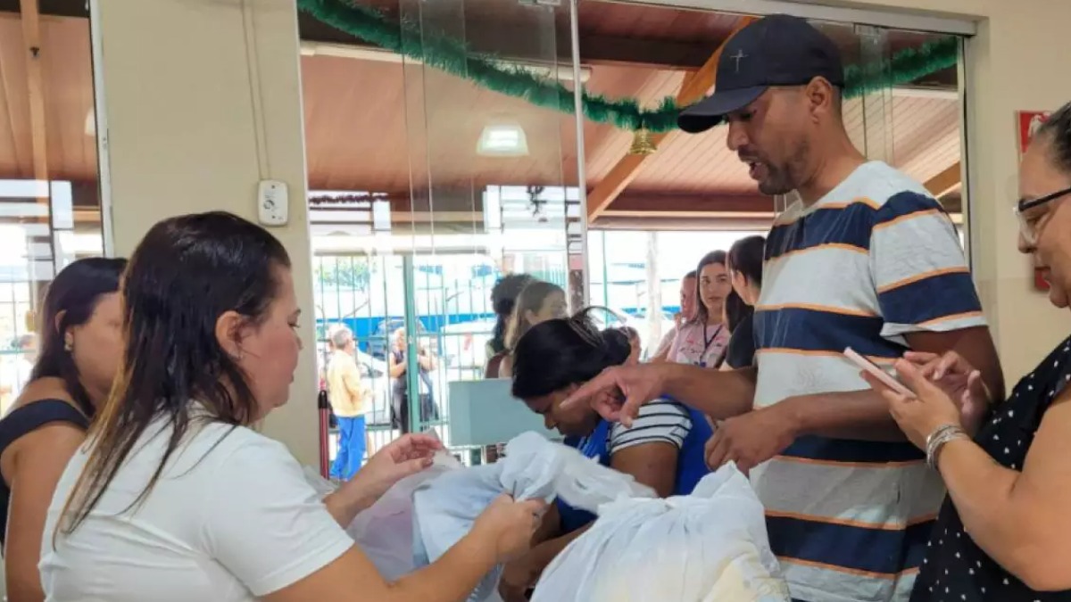 Apae realiza bazar de roupas e