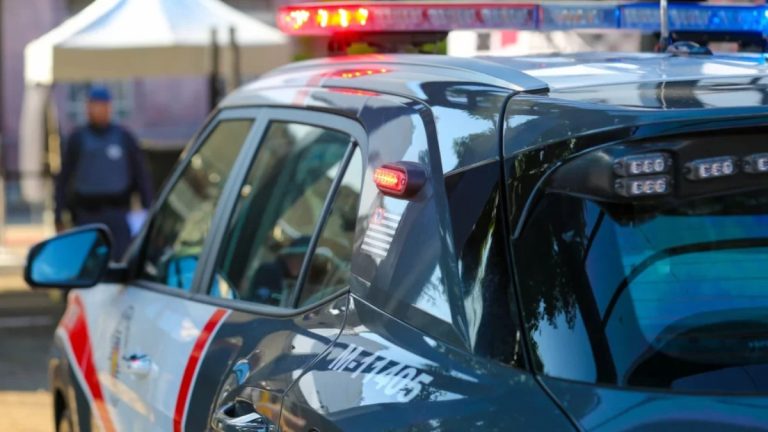 Homem espanca filho com barra de