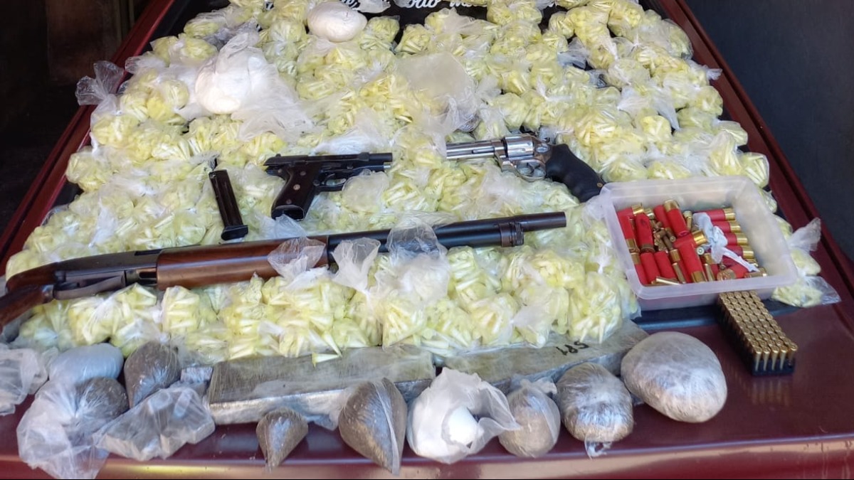 Homem é preso com drogas e