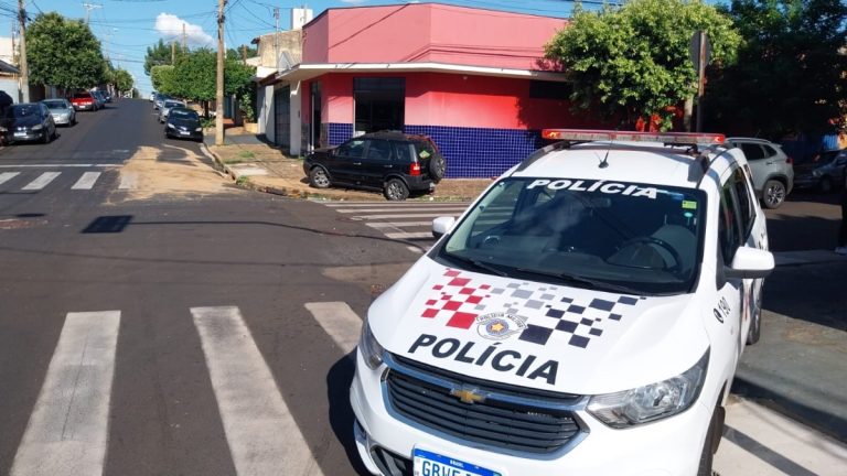 Assaltantes em carro roubado se envolvem