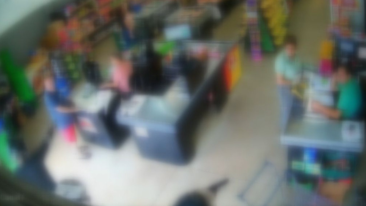 Trio armado invade mercado e rouba