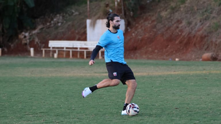 Atacante Léo Gamalho deve estrear pelo