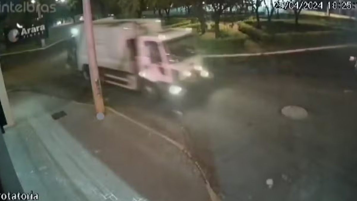 Motorista de caminhão de lixo atropela