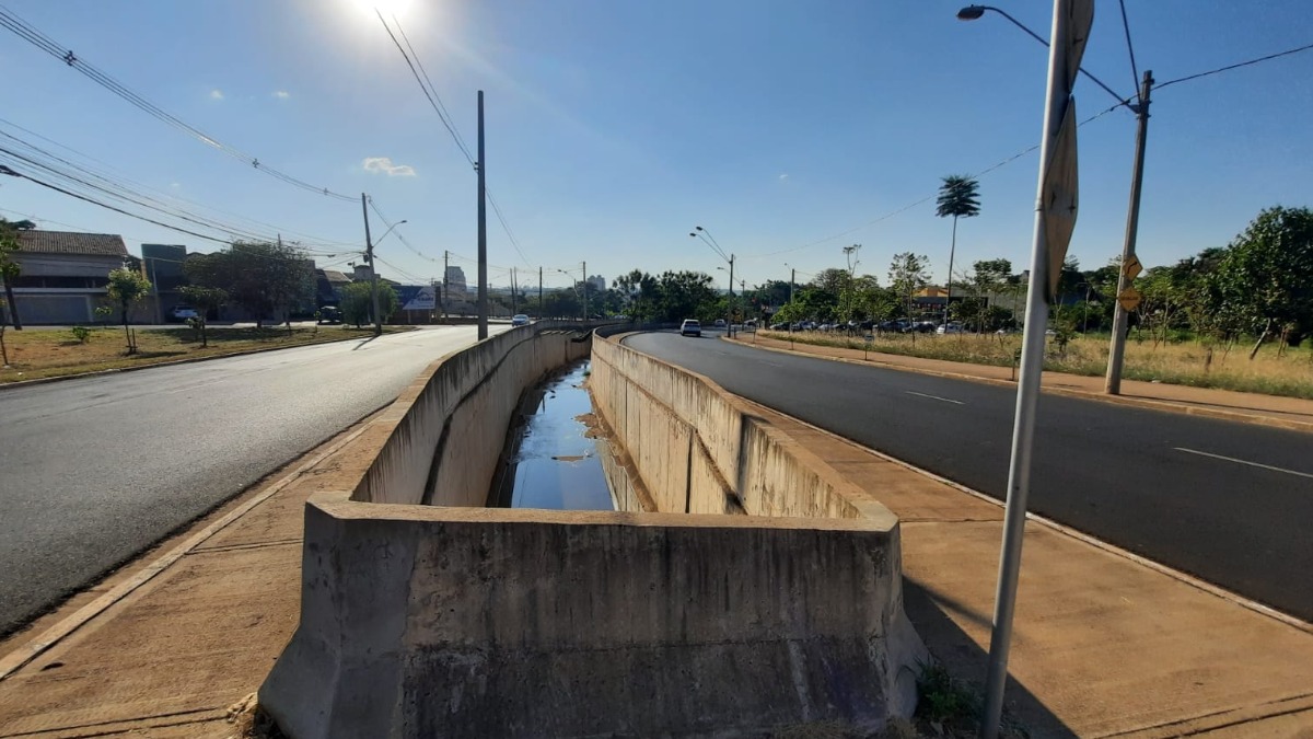 iluminação pública avenida