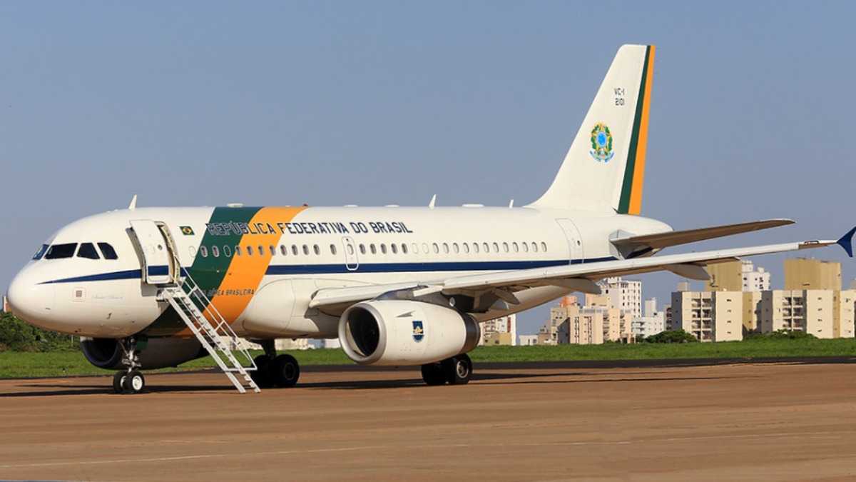 Avião que transporta o presidente Lula