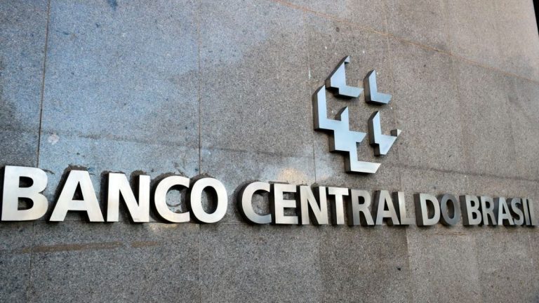 Com a taxa Selic em 15%